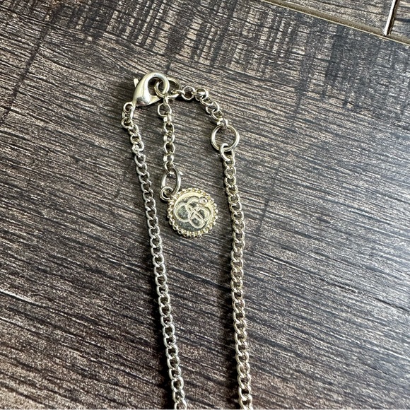 Elegant Silver Pendant Necklace - Picture 3 of 3